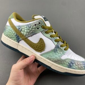 SB Dunk Low X Alexis Sablone – Chameleon